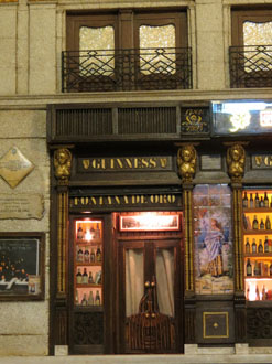 Replica en miñatura de la fachada del bar La Fontana de Oro de Madris España.